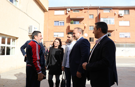  El conseller de Vivienda se compromete a impulsar la regeneración del grupo de vivienda pública Baladre II