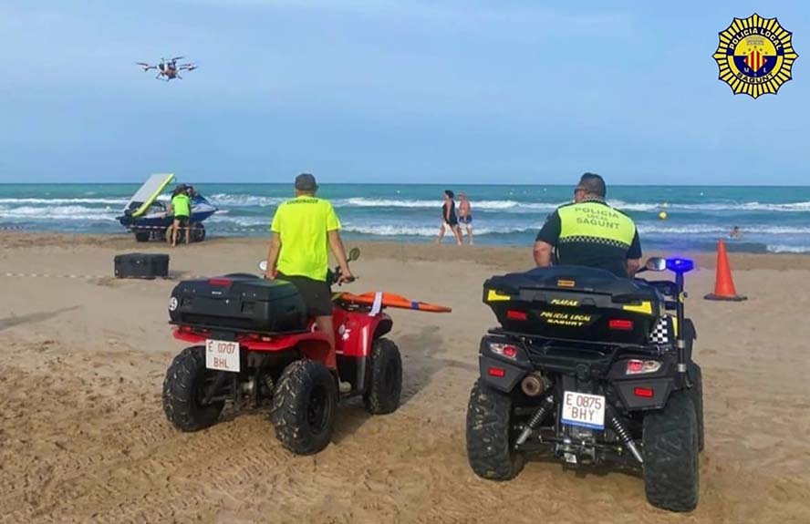 La Policía de Playas detiene a un hombre tras ser rescatado por adentrarse en el mar con bandera roja