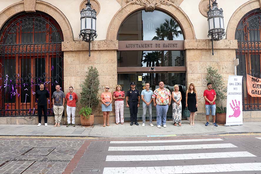 Sagunto guarda un minuto de silencio por el presunto asesinato machista ocurrido en Sevilla