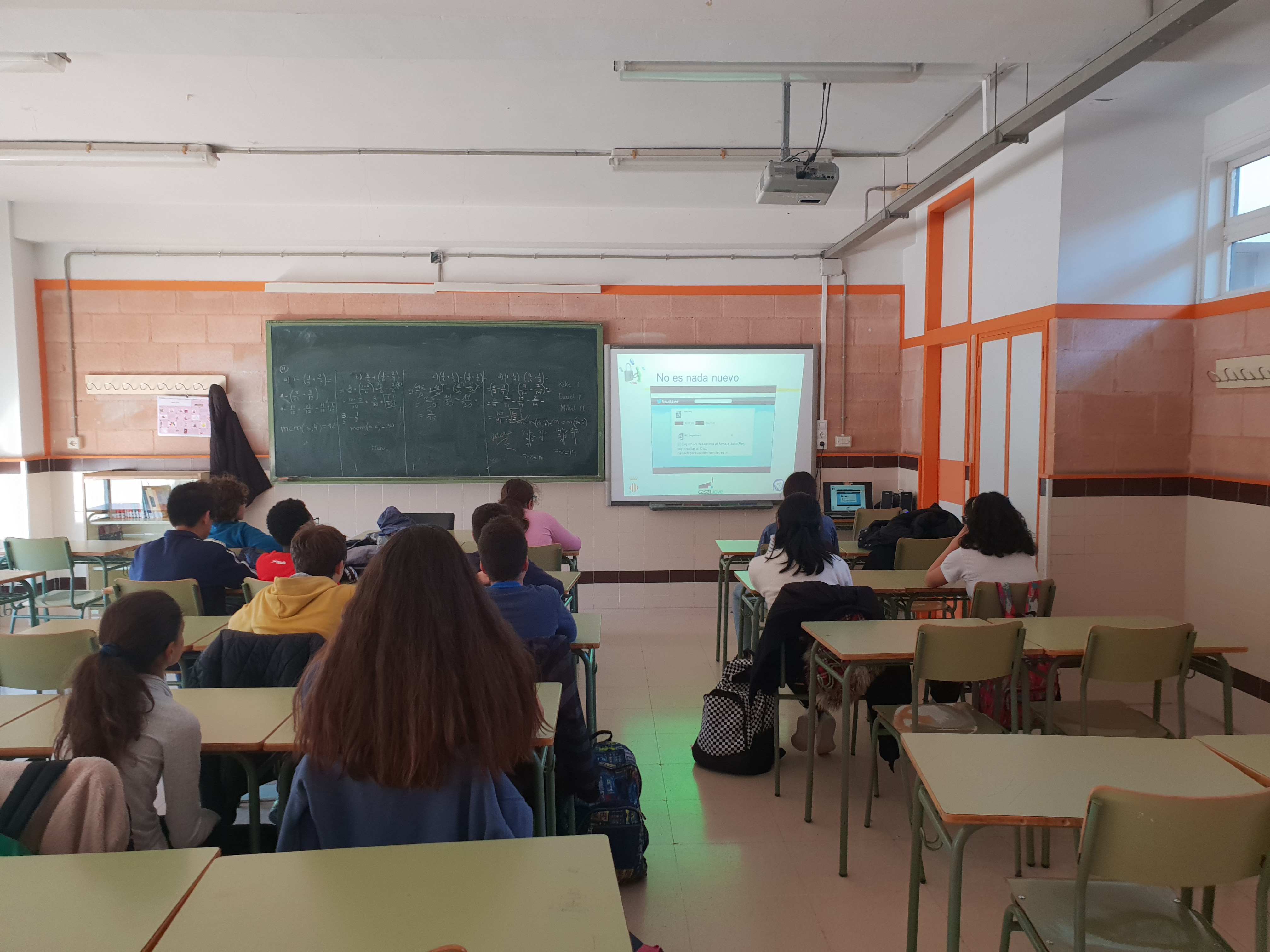 Juventud realiza charlas sobre el uso de las tecnologías e internet en los institutos de la localidad