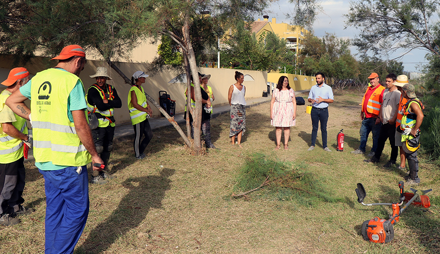 Las brigadas contratadas durante el verano para el mantenimiento rural desarrollan labores de limpieza forestal y mejora de caminos agrícolas