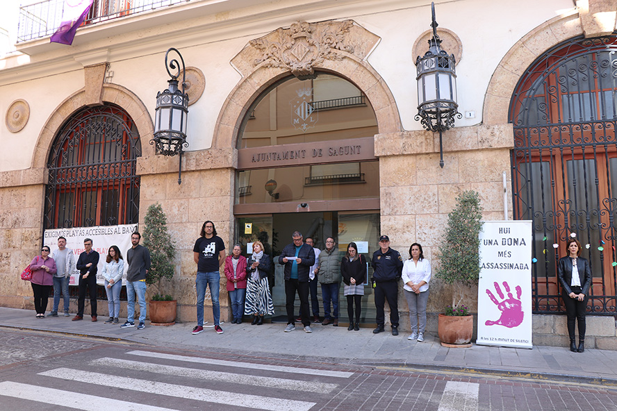 Sagunto guarda un minuto de silencio en señal de condena y repulsa por el presunto asesinato machista perpetrado en Huelva