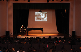 Más de 650 alumnas y alumnos viajan a los principios del cine con la música al piano de Jorge Gil Zulueta
