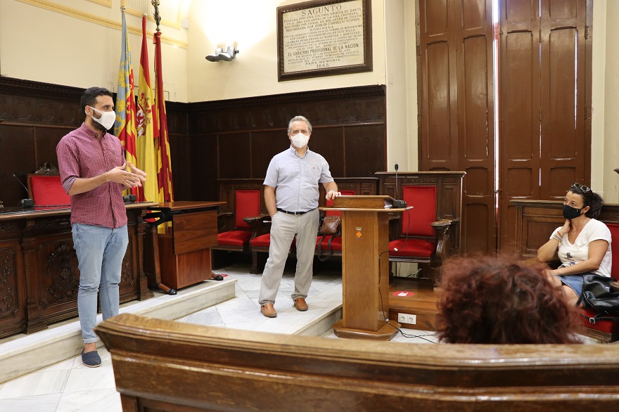 El alcalde recibe a representantes de AMPAS para tratar la seguridad en las aulas y la conciliación familiar