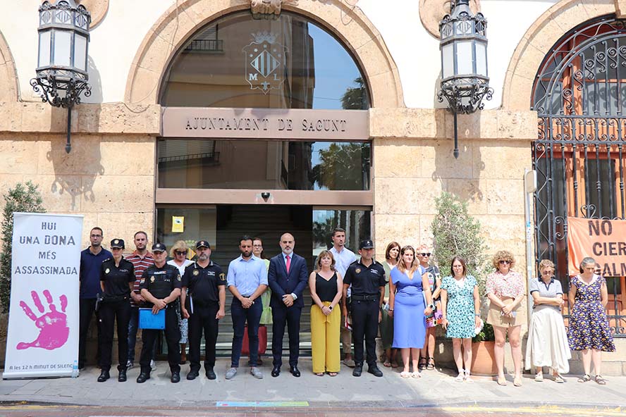 Sagunt guarda un minut de silenci pels presumptes assassinats masclistes ocorreguts a Bunyol, Salou, Madrid, Sabadell i Alacant