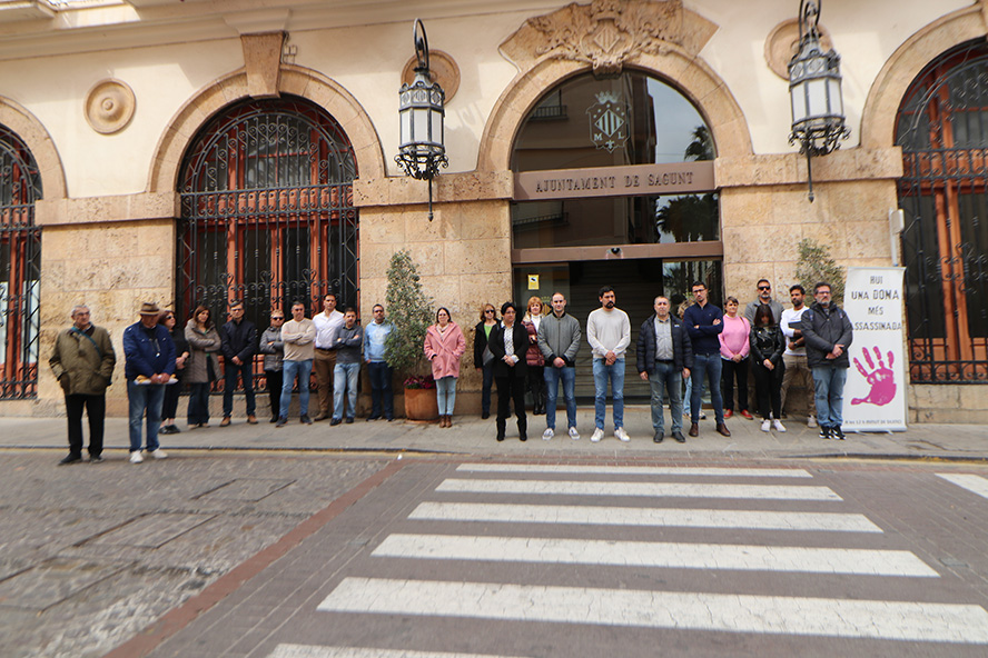 Sagunt guarda un minut de silenci en senyal de condemna i repulsa pels presumptes assassinats masclistes a Almeria, Màlaga i la Corunya