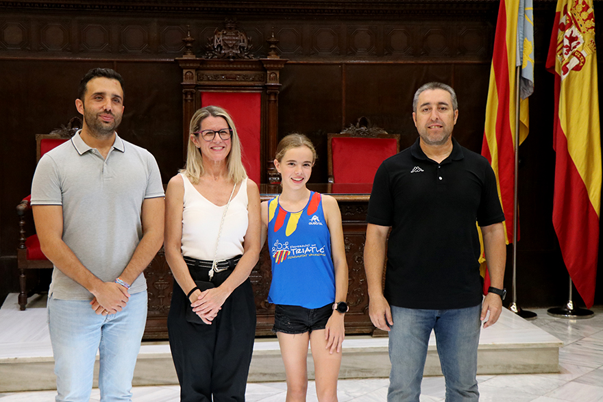 El Ayuntamiento de Sagunto recibe a la triatleta local Livia Guillén como reconocimiento a su resultado en el campeonato autonómico de triatlón