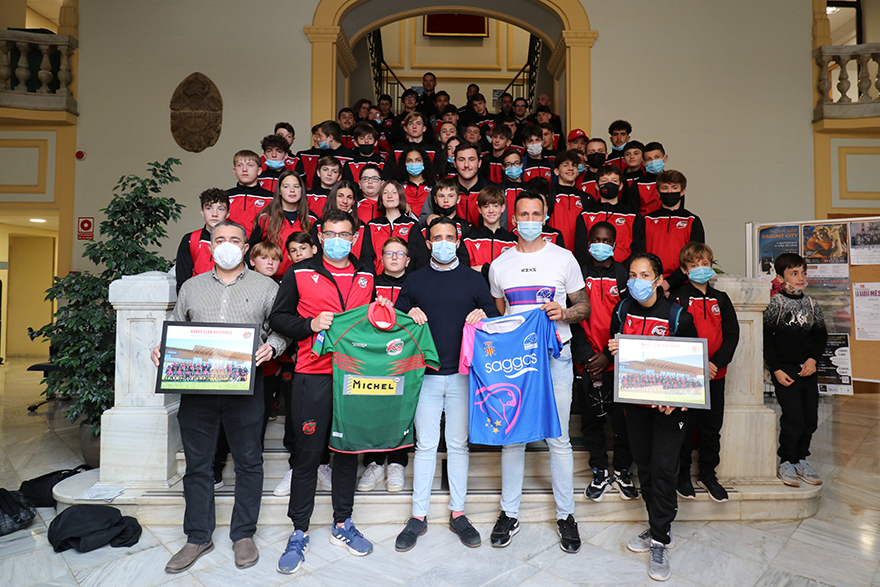 El Ayuntamiento de Sagunto recibe al Rugby Club Auxerrois durante su estancia en la ciudad 