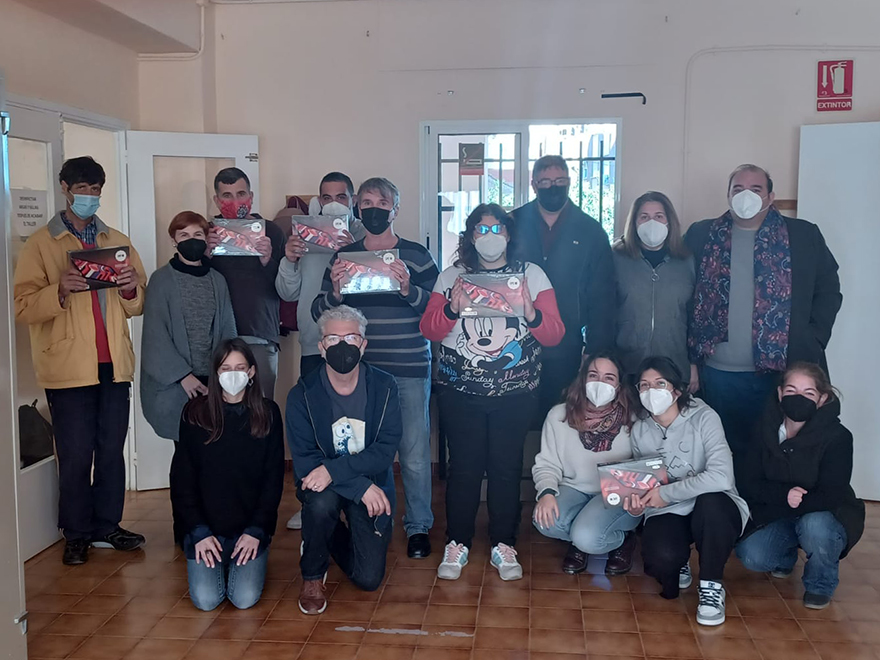 El proyecto 'Goma solidaria, borrando desigualdades' reparte 45 tablets con el objetivo de reducir la brecha digital existente en la ciudadanía
