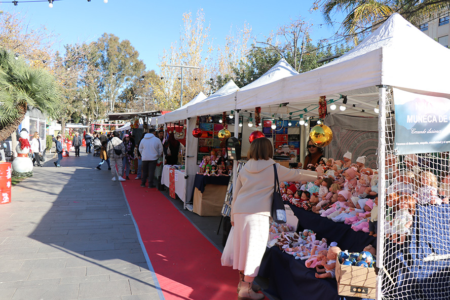 El Mercado de Navidad estimula el consumo de productos locales en la plaza Cronista Chabret