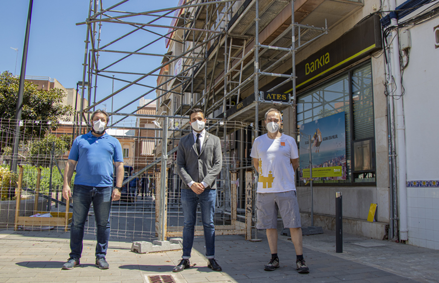 Sagunto retira el mural de Joaquín Michavila de la fachada de un edificio de la plaza Primero de Mayo de Puerto de Sagunto para restaurarlo