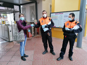 Policía Local, Policía Nacional y Protección Civil reparten mascarillas a personas usuarias del transporte público