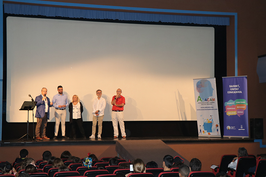 Casi 1.300 estudiantes del municipio trabajan la inclusión socioeducativa de la mano del reconocido director Pedro Solís