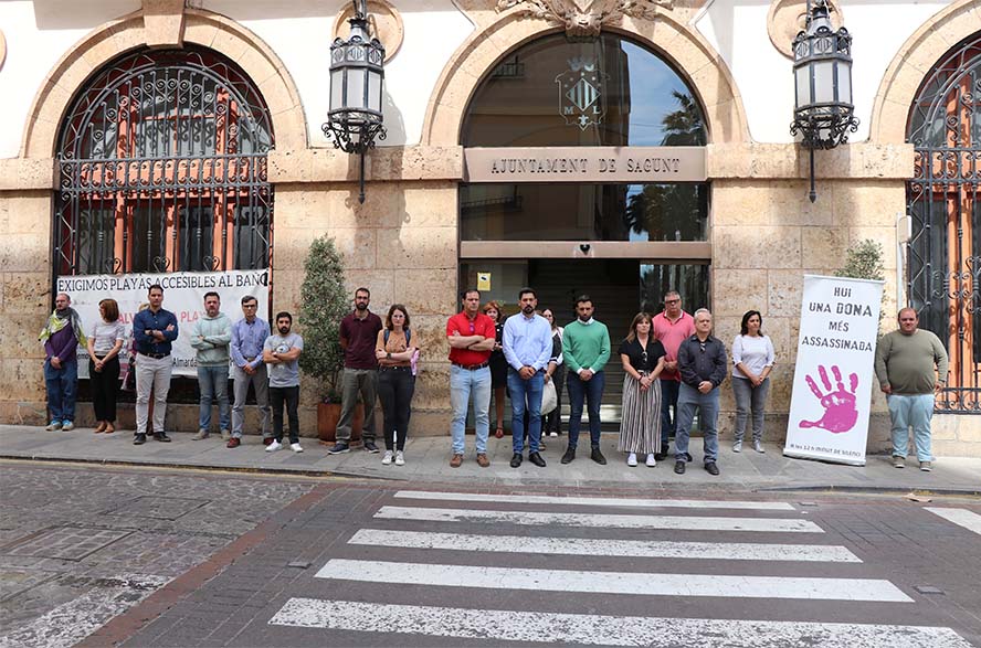 Sagunto guarda un minuto de silencio en señal de condena y repulsa por el presunto asesinato machista perpetrado en Cádiz