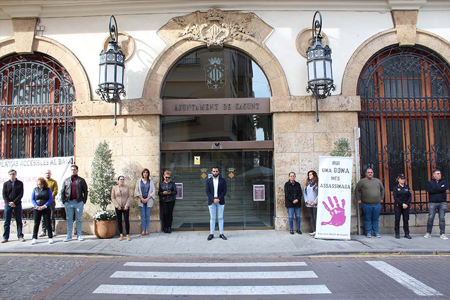 Sagunto guarda un minuto de silencio en señal de condena y repulsa por los presuntos asesinatos machistas perpetrados en Benalmádena y Móstoles