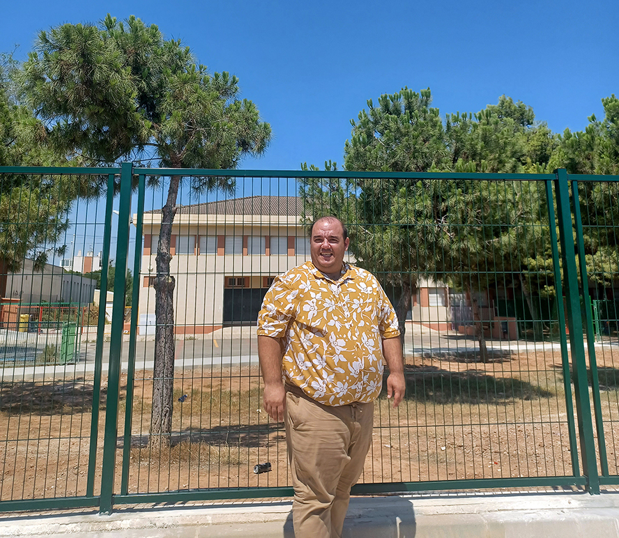 Sagunto mejora el CEIP La Pinaeta con un nuevo espacio verde y de sombraje en el patio del colegio