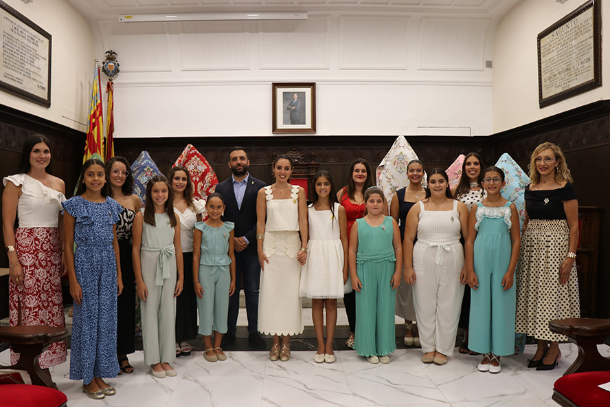 L'Ajuntament de Sagunt entrega les teles, els mantons brodats i les pintes a les Falleres Majors i les seues Corts d'Honor