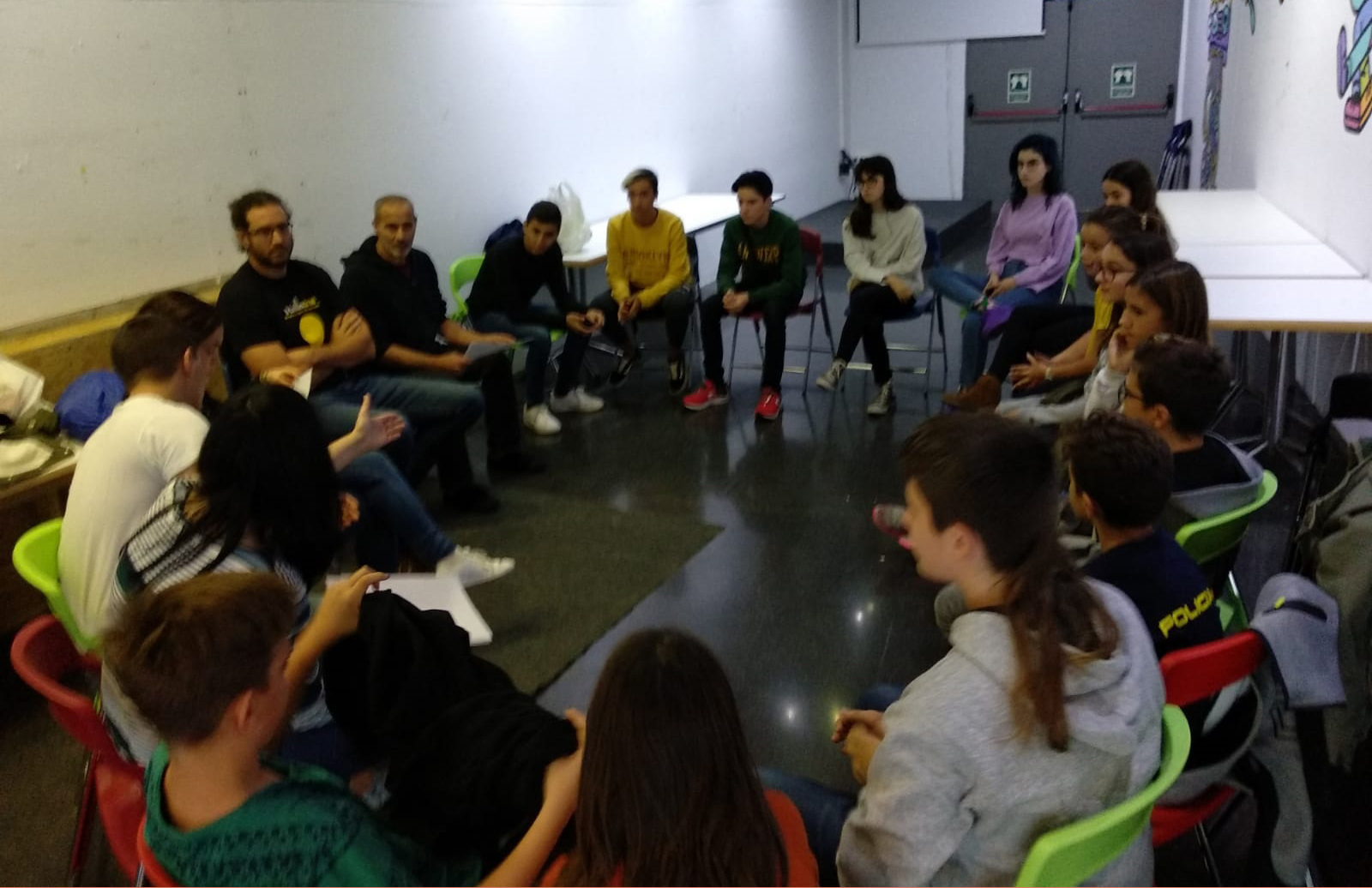 Los jóvenes debaten sobre la nueva plaza del barrio Els Vents 