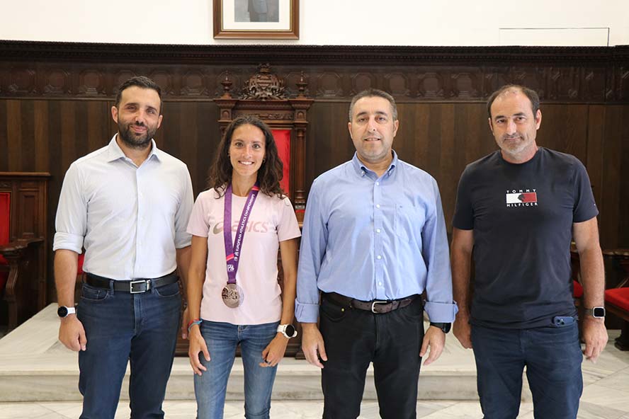 El Ayuntamiento de Sagunto recibe a la atleta Laura Méndez 