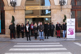 Sagunto guarda un minuto de silencio por los presuntos asesinatos machistas ocurridos en Alicante y Tenerife