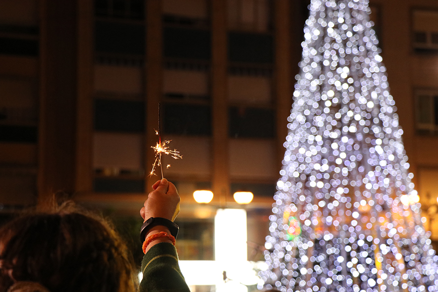 El tradicional alumbrado navideño ya está encendido en Sagunto