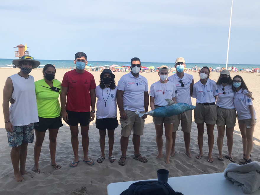 El personal de Salvamento y Socorrismo, de Playas Seguras y del servicio de limpieza de playas de la SAG asiste a una sesión formativa sobre fauna marina