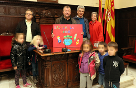 El alumnado de infantil del colegio Villar Palasí entrega al alcalde de Sagunto una instancia sobre la limpieza del municipio