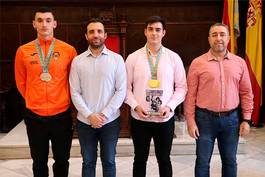 El Ayuntamiento de Sagunto reconoce los méritos deportivos en halterofilia de Sergio Munuera y Iago García Adell