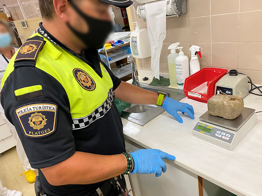 La Policía Local de Sagunto se incauta de un paquete de droga en la orilla de la playa de Corinto