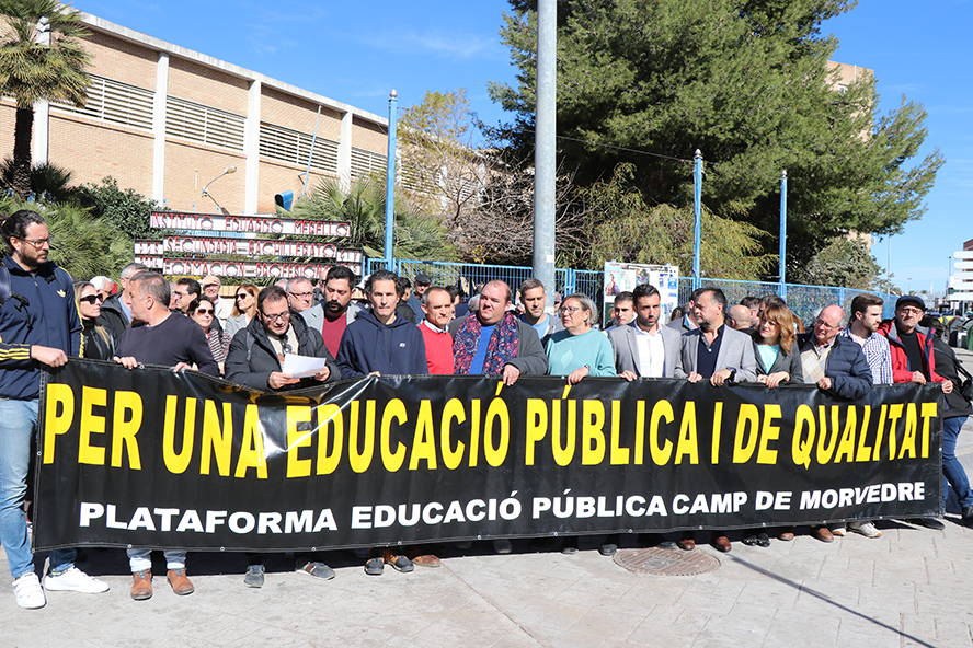 La comunidad educativa y el Ayuntamiento de Sagunto se concentran en el CIPFP Eduardo Merello por la paralización del Pla Edificant