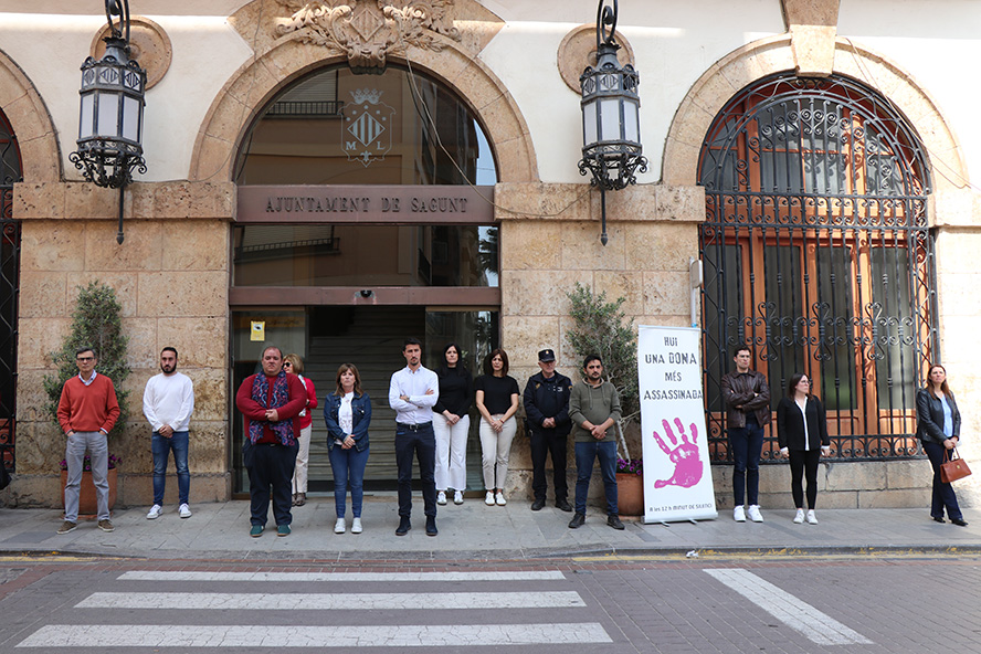 Silencio a las puertas de los edificios municipales por el presunto asesinato machista perpetrado en Ourense
