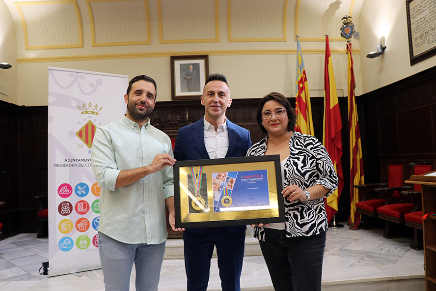 El Ayuntamiento homenajea al peluquero Iván Martínez, campeón del mundo de peluquería