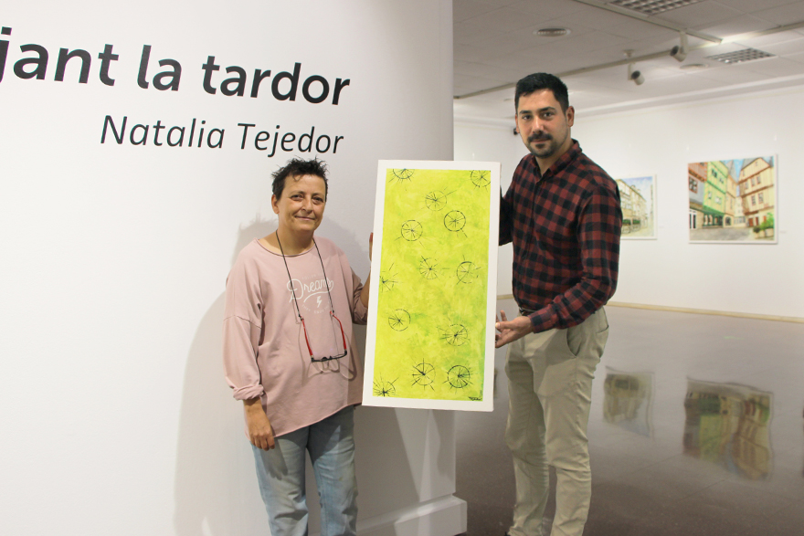 La artista Natalia Tejedor dona un cuadro de su  exposición ‘Pedaleando el Otoño’ al Ayuntamiento de Sagunto
