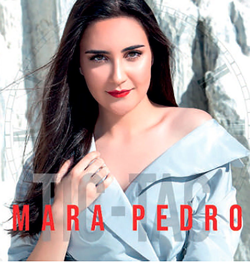 La joven fadista Mara Pedro interpreta un concierto en la Casa Municipal de Cultura