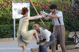 El Festival Off Romà se inauguró ayer con el espectáculo de calle ‘Más allá del Zaguán’