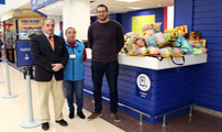 El concejal de Juventud agradece a Carrefour la donación de juguetes y caramelos para la Cabalgata de los Reyes Magos 