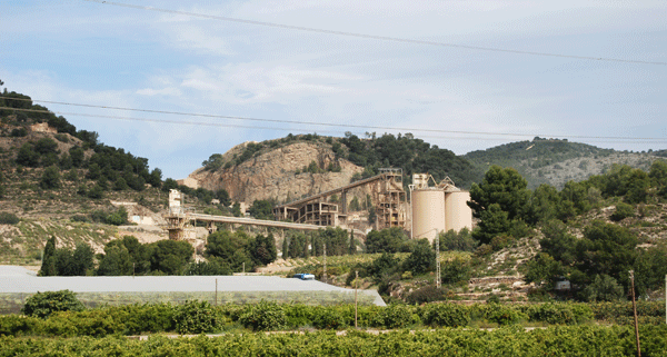 Teresa García: “La nostra intenció és signar un acord amb Lafarge que done tranquil·litat i estabilitat als treballadors i garantisca la preservació del medi ambient”