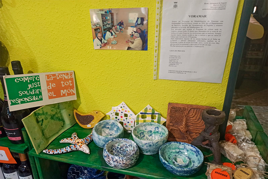 El programa Voramar vende las cerámicas y jabones artesanales elaborados en sus talleres en el establecimiento solidario La Tenda de Tot el Món