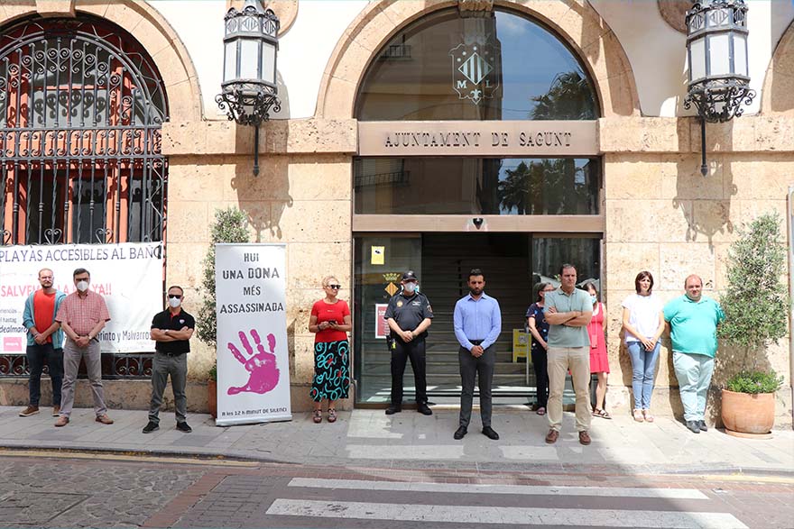 Sagunto guarda un minuto de silencio en señal de condena y repulsa por el presunto asesinato machista perpetrado en Alzira