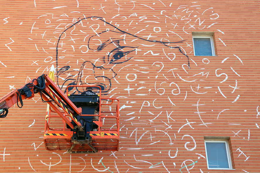 El dúo creativo formado por Mawe y Pauceda inician el primer mural de la décima edición del Més Que Murs