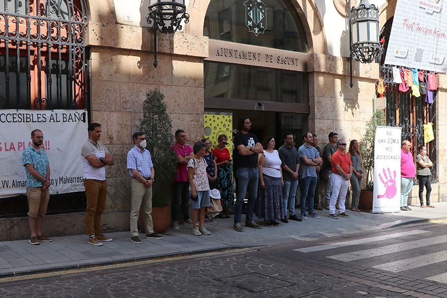 Sagunto guarda un minuto de silencio en señal de condena y repulsa por los presuntos asesinatos machistas perpetrados en Granada y Tenerife