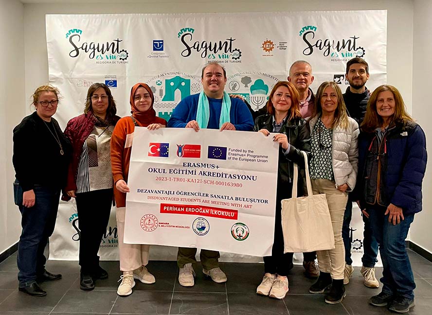 El CEIP Cronista Chabret rep una delegació d'un centre educatiu de Turquia