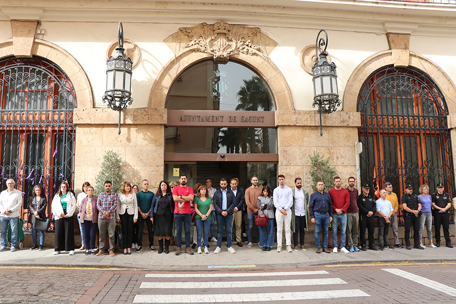 Silenci a les portes de l'Ajuntament de Sagunt en memòria de les víctimes del temporal