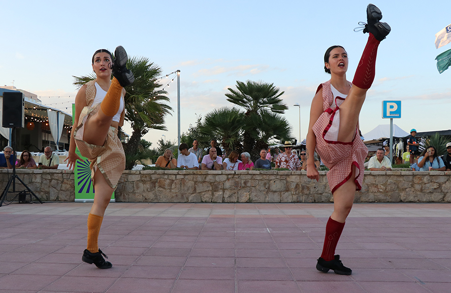 Centenars de persones van gaudir de la VIII edició del festival Fem(me) Dansa de l'àrea d'Igualtat