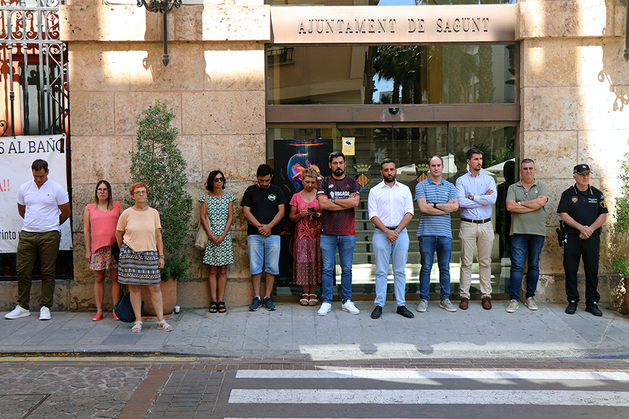 Sagunto guarda un minuto de silencio en señal de condena y repulsa por los presuntos asesinatos machistas en Barcelona y Girona