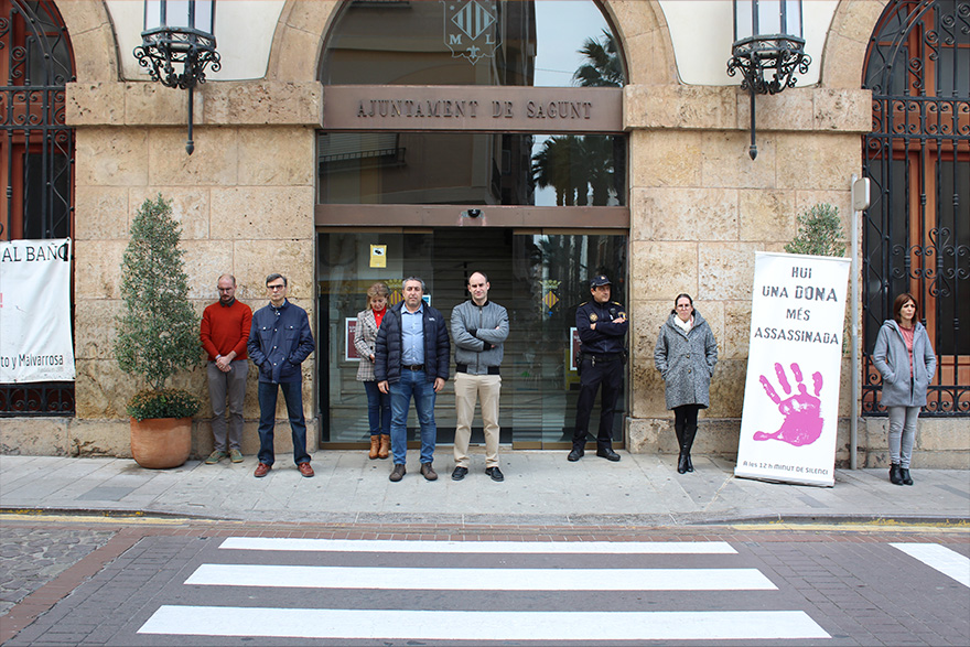 Sagunto guarda un minuto de silencio en señal de condena y repulsa por el presunto asesinato machista perpetrado en Mazarrón (Murcia) 