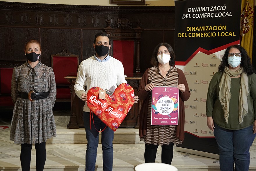 El Ayuntamiento de Sagunto ha presentado la campaña de promoción de las tiendas de indumentaria valenciana Quiérete mucho 