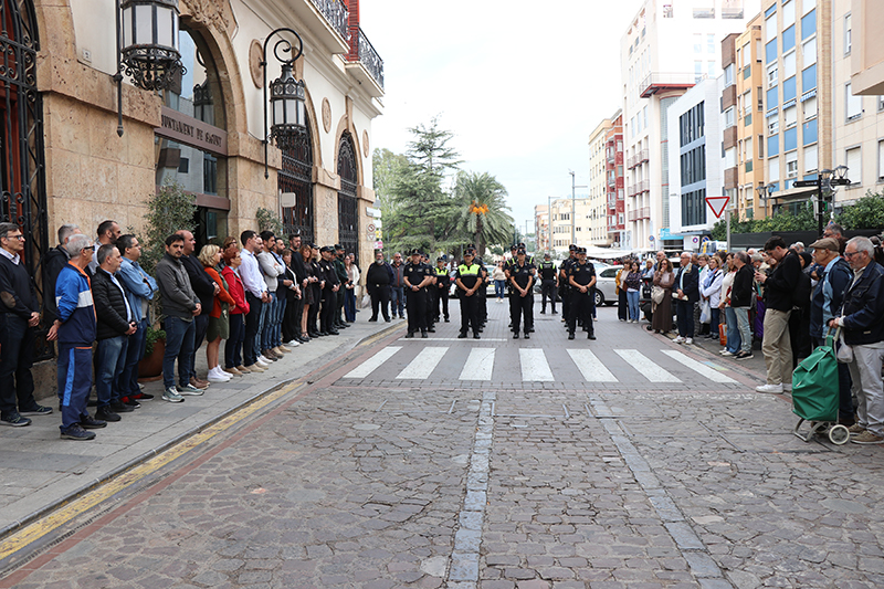 Sagunto recuerda con un multitudinario acto en silencio a las víctimas de la DANA y a las personas y entidades que ayudaron tras la catástrofe
