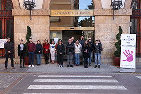 Sagunto guarda un minuto de silencio por los presuntos asesinatos machistas ocurridos en Madrid y Alicante