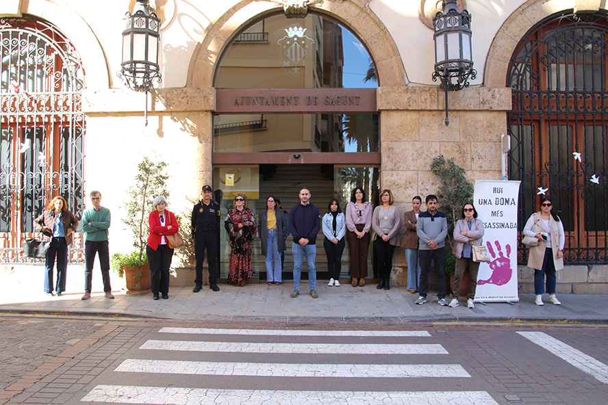 Silencio a las puertas de los edificios municipales por los presuntos asesinatos machistas perpetrados en Zaragoza y Huelva